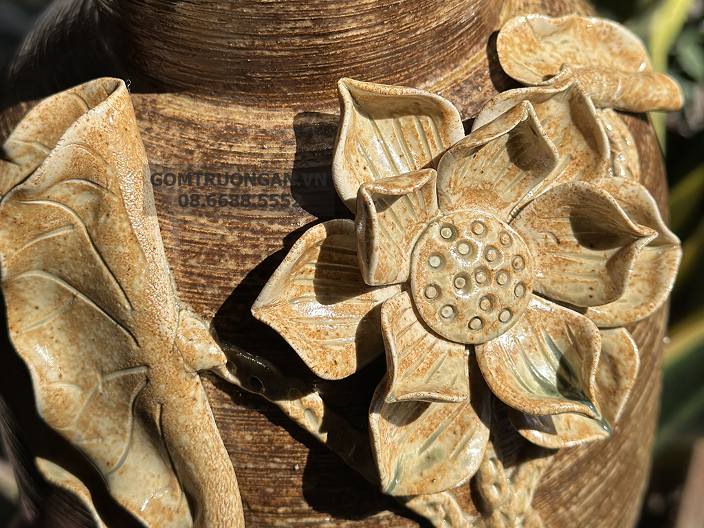 Lọ dáng đầm đắp nổi hoa sen gốm mộc sang trọng, tinh tế 3